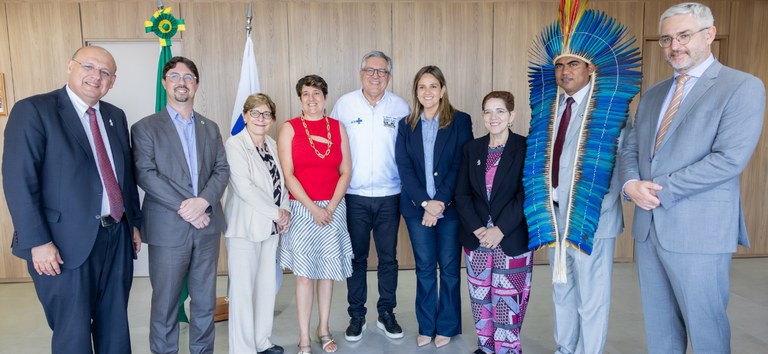 Foto com a presença das autoridades nomeadas para as secretarias do Ministério da Saúde com o ministro Alexandre Padilha