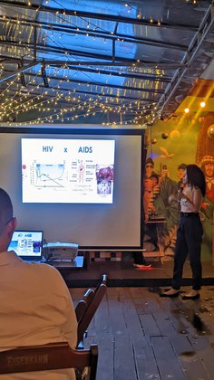 Carolinne Santos, doutoranda do PPGV/IEC, durante a apresentação no evento