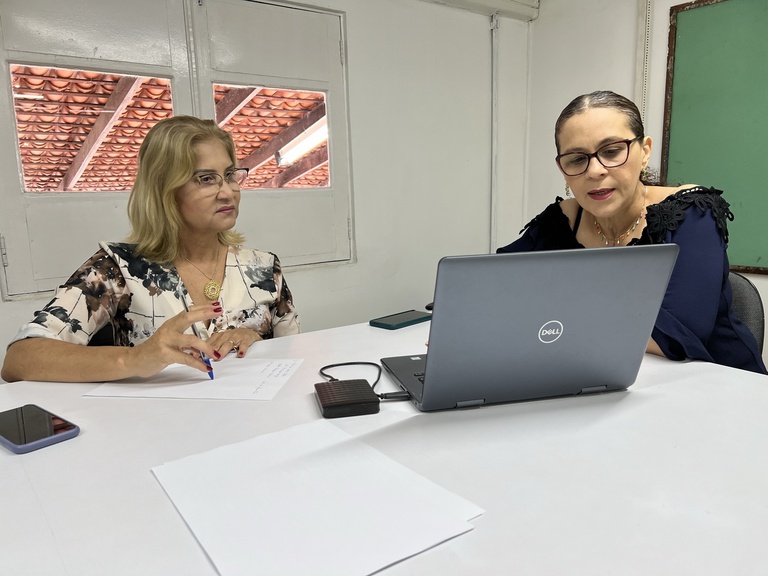 Secretária da SCTIE, Sandra Barros, e Diretora substituta do IEC, Lourdes Garcez.