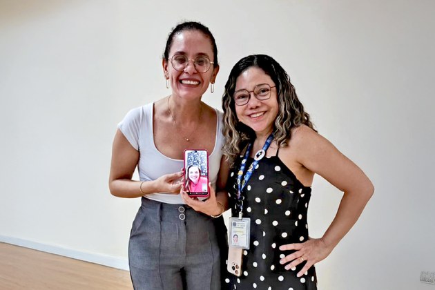 Taciana Coelho e Patrícia Karla Ramos com a foto da vice-condutora do Programa, Liliane Carneiro, que participou do evento de forma virtual