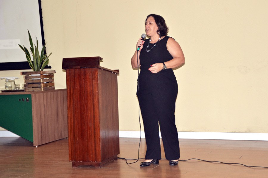 Diretora do IEC, Lívia Carício Martins, fala sobre participação feminina na ciência.