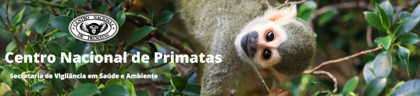 Macaco-de-cheiro entre galhos e folhas, ao lado dos textos "Centro Nacional de Primatas" e "Secretaria de Vigilância em Saúde e Ambiente", e da logomarca do Centro Nacional de Primatas