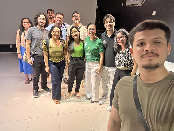 Foto dos estudantes do Projeto Sífilis: Arte, Ciência e Cidadania participando da atividade.