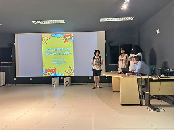Estudantes apresentam ideias para o projeto Sífilis