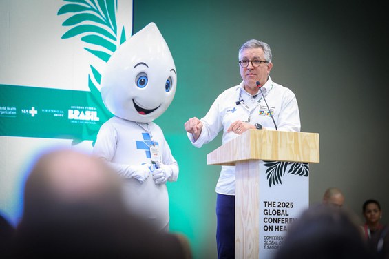 O ministro da Saúde, Alexandre Padilha, por enfatizou a importância da ação conjunta global no enfrentamento da crise climática. 