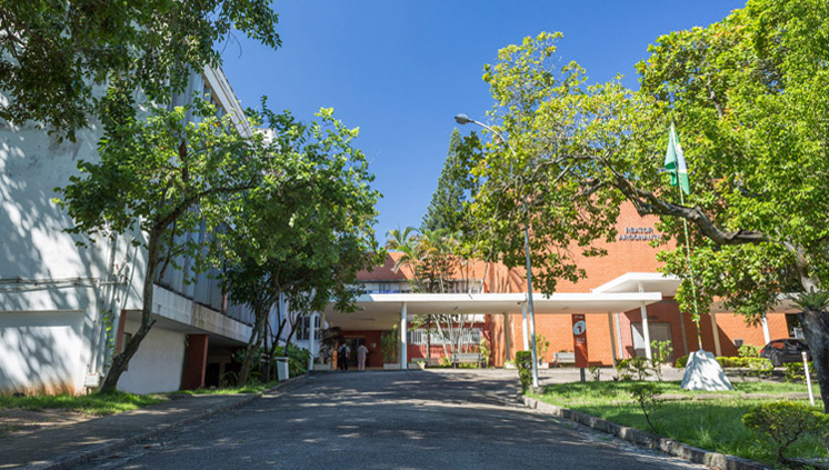 Pátio de entrada do IEN