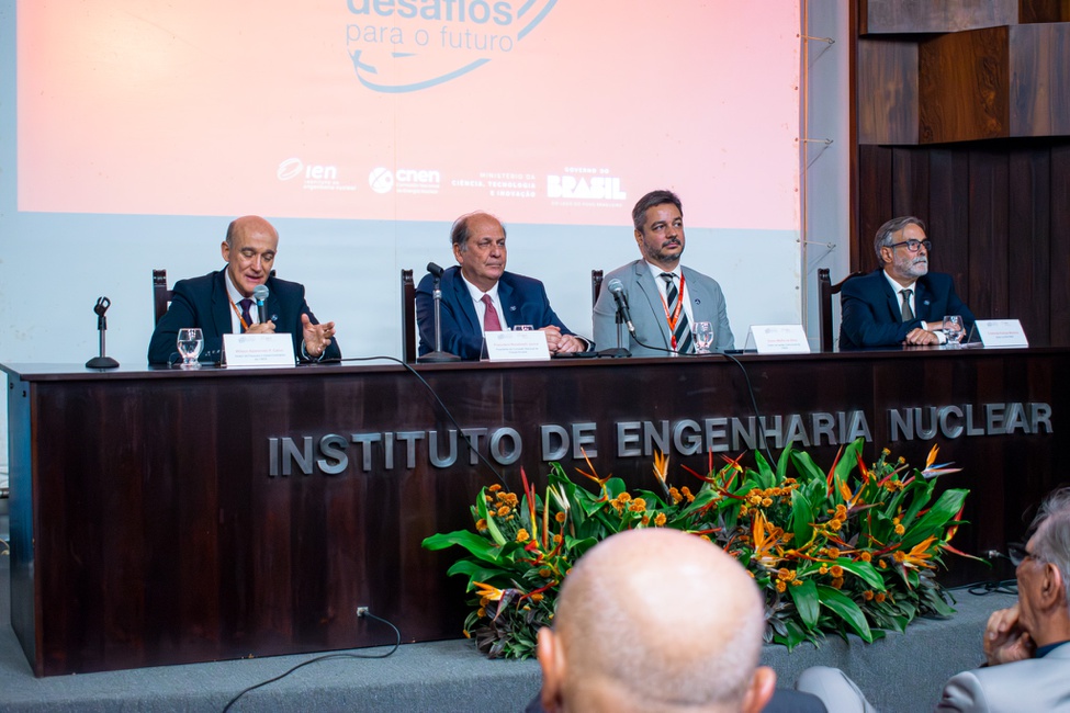 Mesa composta para a cerimônia de aniversário de 64 anos do IEN/CNEN, no auditório da instituição. Foto: Gledson Júnior
