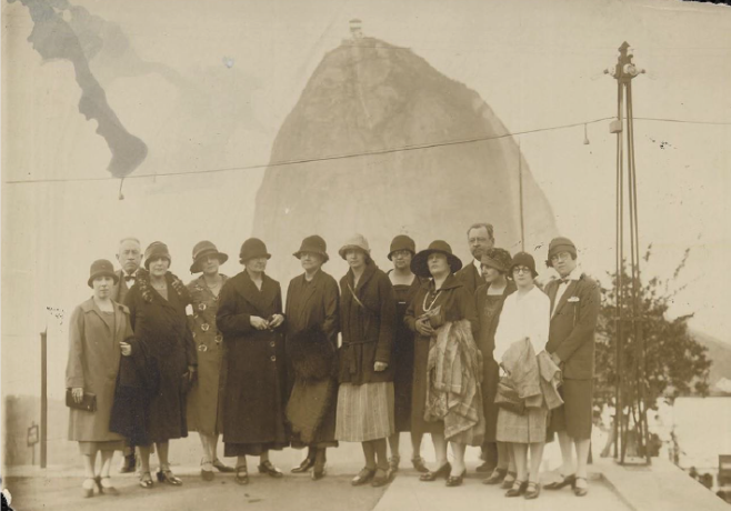 Marie Curie acompanhada de sua filha, Irène Curie, e com outros intelectuais brasileiros em frente ao Morro do Pão-de-Açúcar, no Rio de Janeiro.