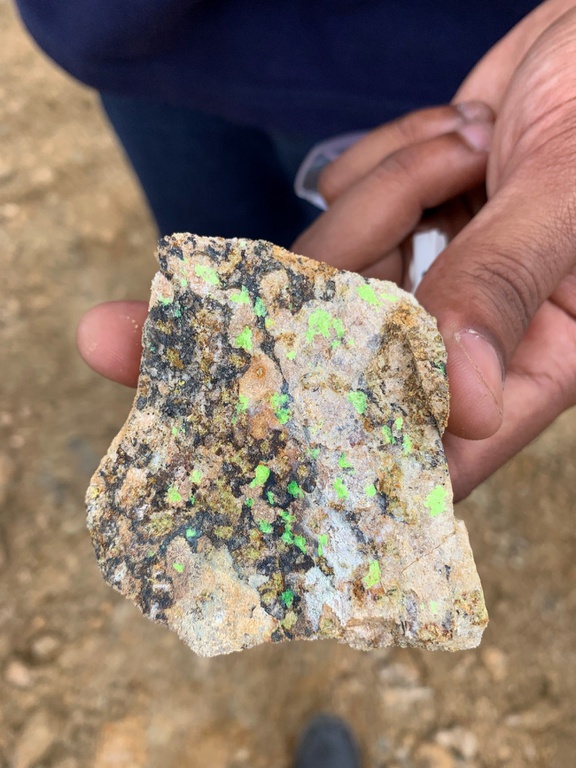 Mineral denominado albitito com incrustações de uranofano(um composto de urânio), coletado na Mina do Engenho, em Caetité(BA). Foto: SGB