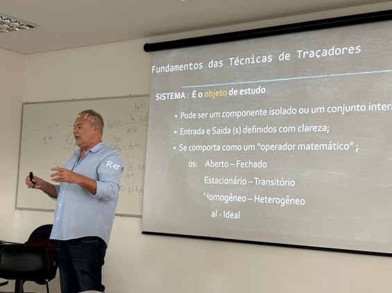 Brandão conduzindo apresentação sobre aplicações dos radiotraçadores na indústria