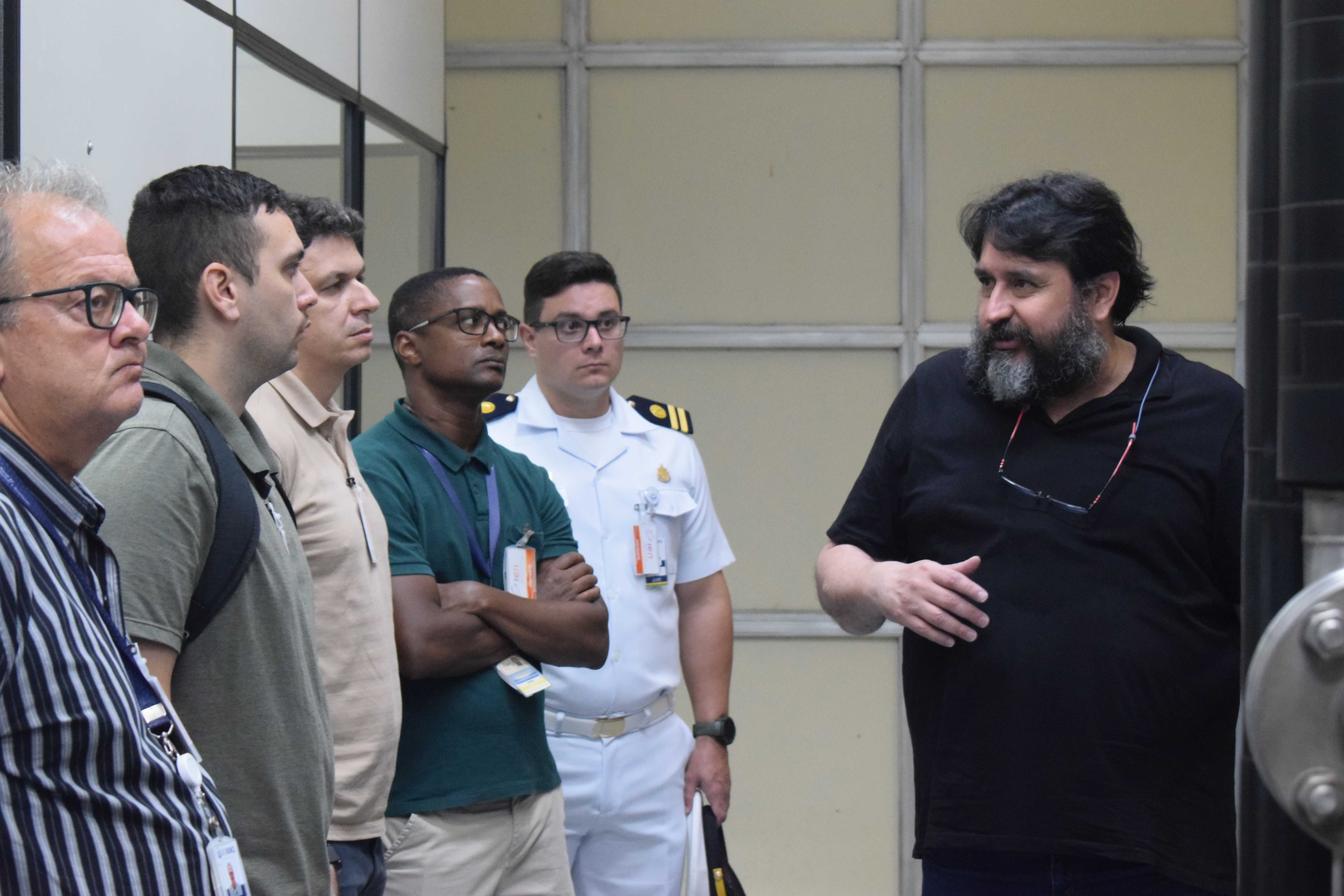 Marcos Bertrand, coordenador do Laboratório de Termo-Hidráulica Experimental, explicando sobre o papel desse setor para visitantes da Secretaria Naval de Segurança Nuclear e Qualidade (SecNSNQ) em fevereiro de 2026.