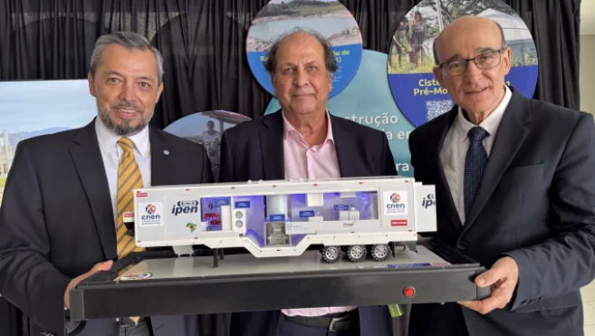 Autoridades da AIEA e CNEN com uma réplica do acelerador de elétrons