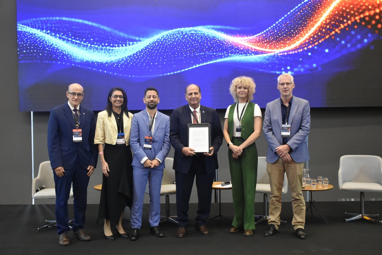 Representantes da CNEN e TNO reunidos na assinatura da carta de intenções entre Brasil e Holanda.