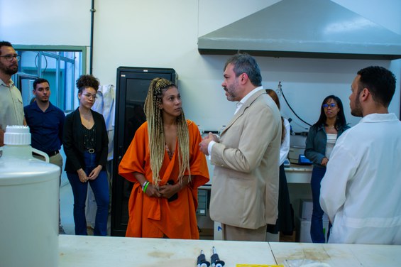 Dr. Ralph Santos-Oliveira explicando sobre as terapias desenvolvidas no Laboratório de Nanorradiofármacos à deputada Dani Balbi