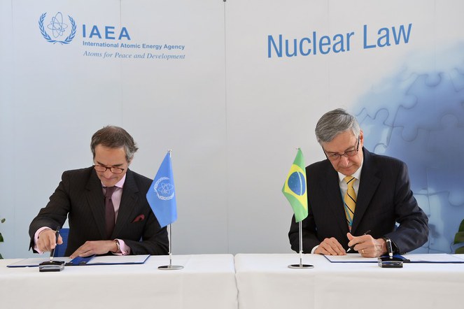 O Diretor-geral da AIEA, Rafael Mariano Grossi (á esquerda), com o Presidente da CNEN, Paulo Roberto Pertusi, assinando.jpeg