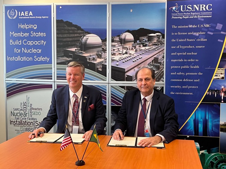 Christopher T. Hanson, presidente da USNRC, junto com Francisco Rondinelli, presidente da CNEN. Foto: Ana Paula Freire