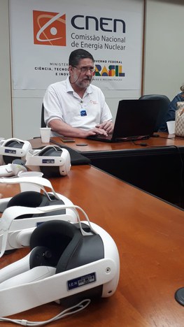 Eugênio Marins apresentando os projetos do LabRV/IEN no encontro da comunicação da CNEN