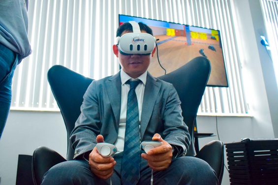 Delegação do setor nuclear chinês realiza visita técnica ao IEN/CNEN 1 Pesquisador da CNNC usando os óculos de realidade virtual no IEN/CNEN