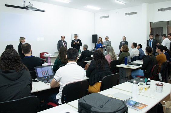 Diretor da AIEA discursando para alunos do curso NEMS