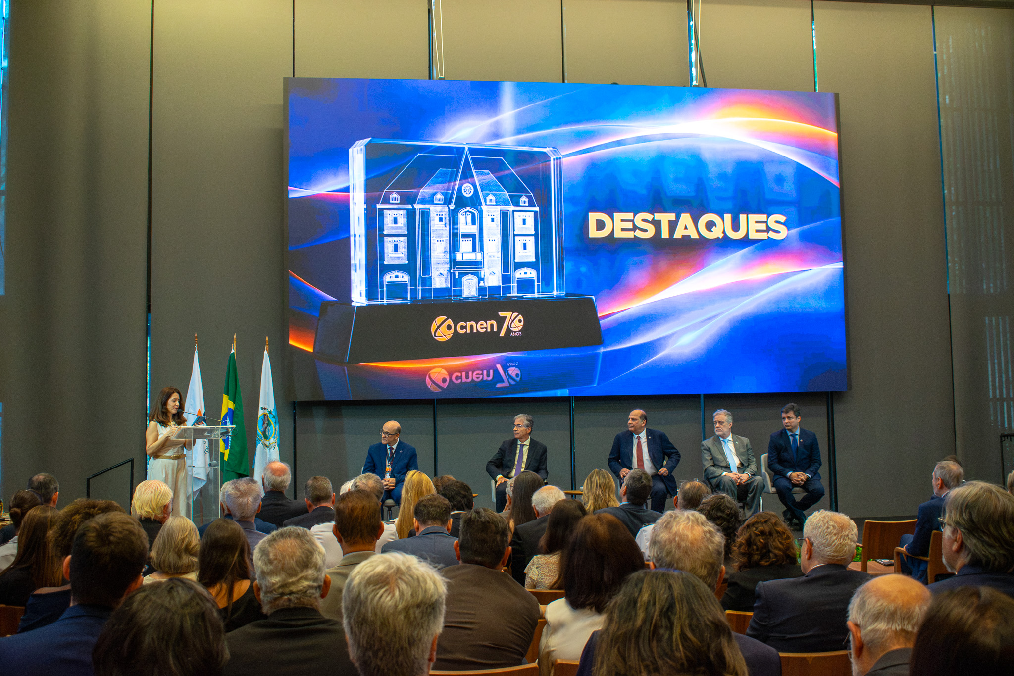 Diretoria da CNEN e demais autoridades acompanhando a entrega do Prêmio Destaque CNEN 70 anos
