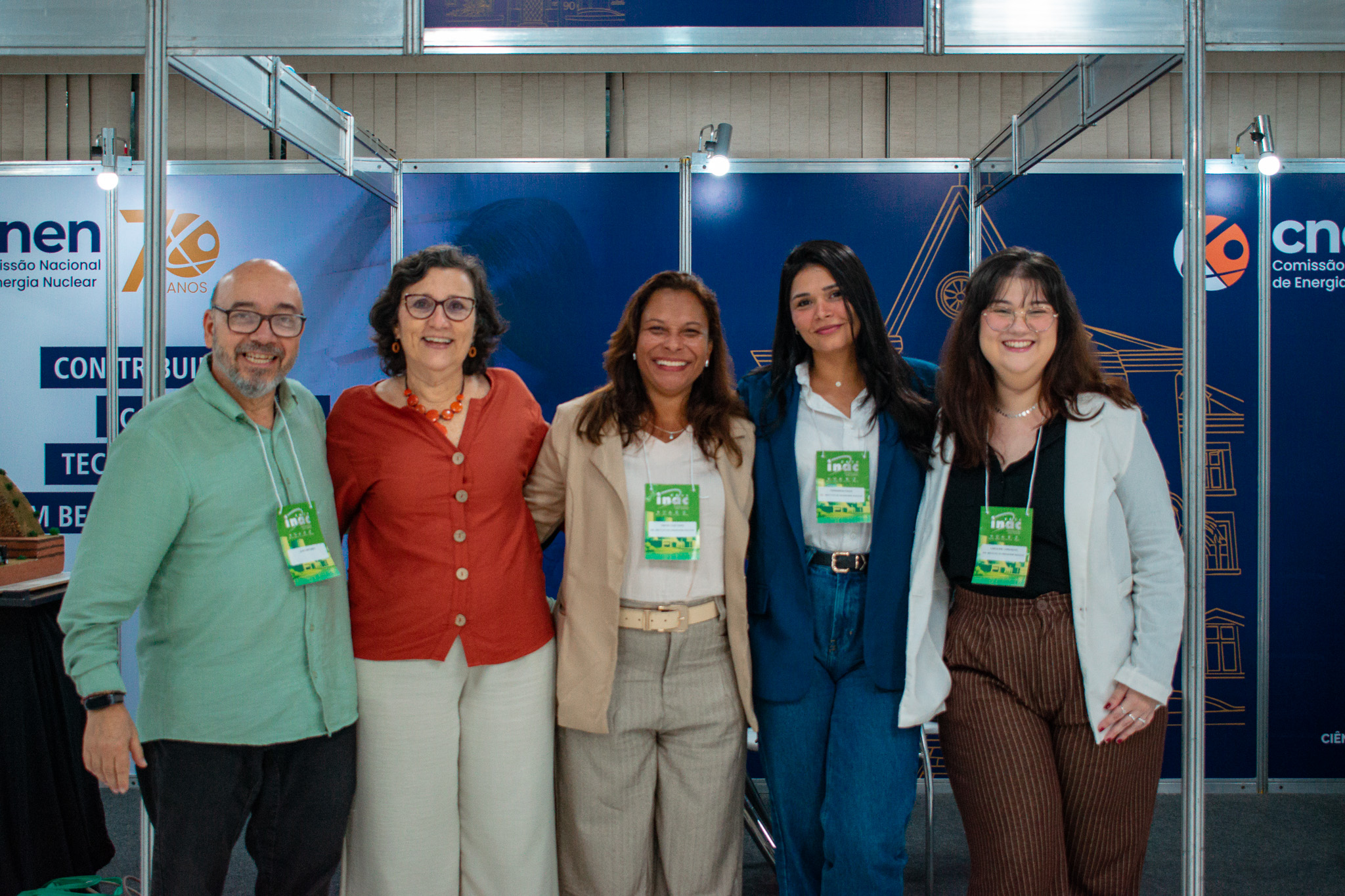 Caroline Reis (na ponta à direita) junto com outros pesquisadores do IEN/CNEN no INAC 2026