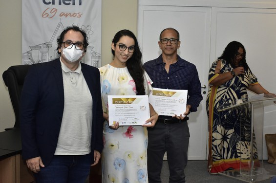 Aluna Hilary Lima e o orientador Dr. Cláudio Grecco, do IEN/CNEN, recebendo o Prêmio CNEN 2025 na categoria de iniciação científica