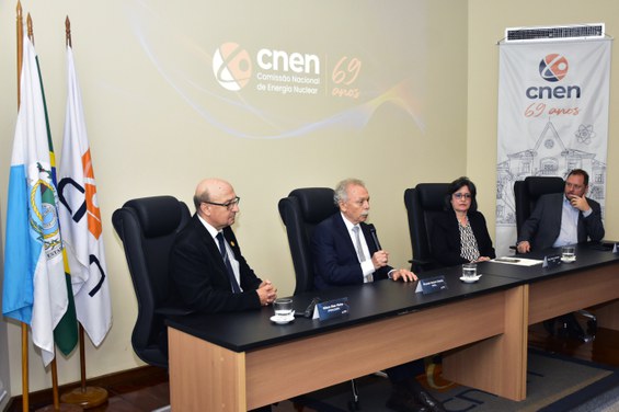 Professor Ricardo Galvão, do CNPq, discursando durante a mesa-redonda que abordou a rede de fusão nuclear.