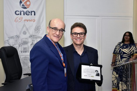 Sérgio Pagano recebendo a homenagem para a sua mãe