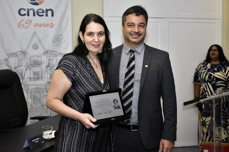 Vivian Khoury recebendo a homenagem da CNEN para a sua mãe, Helen Khoury