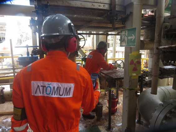Profissional da ATOMUM trabalhando na inspeção com radiotraçadores.