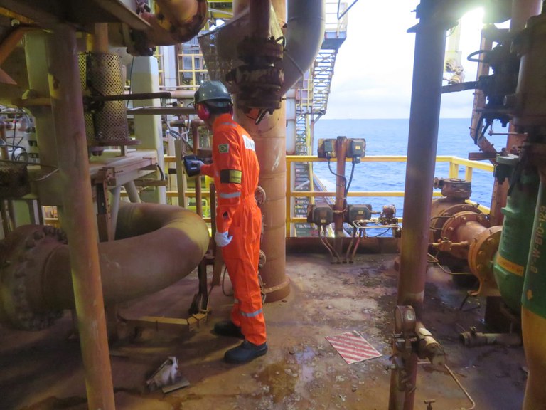 Equipe do IEN e Atomum trabalhando na inspeção em uma plataforma offshore