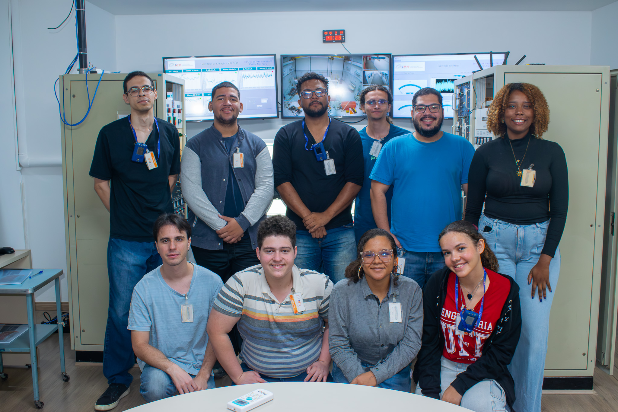 Grupo de alunos da Universidade Federal Fluminense  na sala de operações do Reator Argonauta