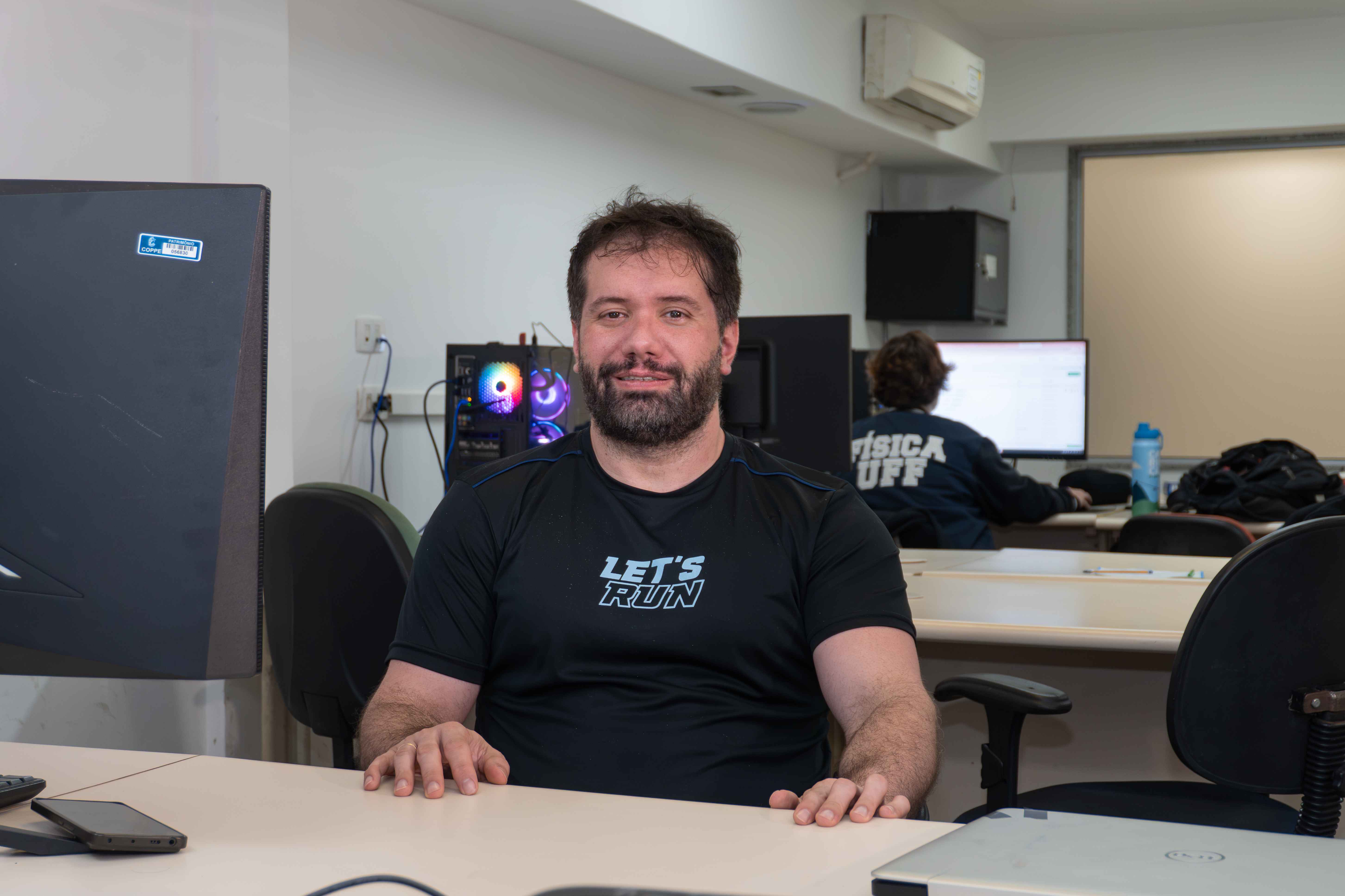Giovanni de Stefani em seu laboratório na sede da Coppe/UFRJ.