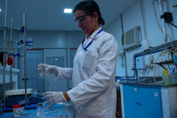 Nathali Riccardo fazendo experimento no LDRAN