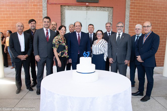 Autoridades em frente ao bolo de aniversário do IEN