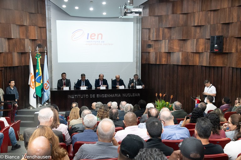 Mesa composta para a cerimônia de aniversário de 63 anos do IEN/CNEN