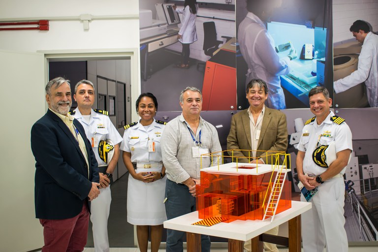 Comitiva do Centro Tecnológico do Corpo de Fuzileiros Navais da Marinha conhecendo as instalações do Reator Argonauta