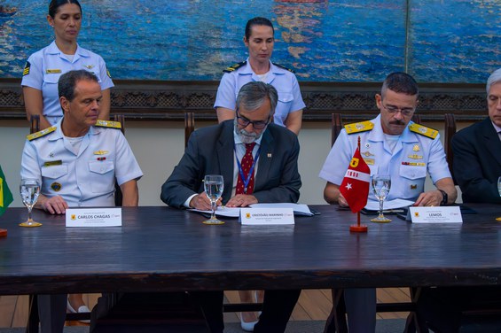 Dr. Cristóvão Marinho e Contra-Almirante Roberto Lemos assinando o protocolo de intenções do projeto Centresf.