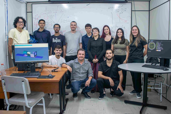 Equipe do laboratório reunindo no espaço onde acontecem as atividades e pesquisas. 