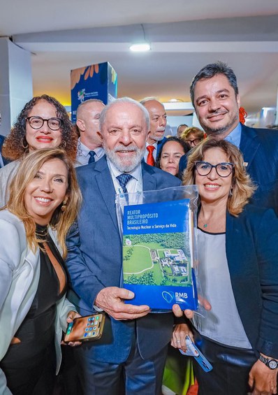 Presidente Lula visitando estande da CNEN no SNCT 2024