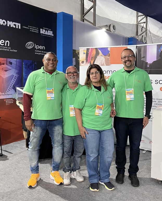 Servidores do IEN/CNEN representando a instituição no estande da CNEN no SNCT 2025