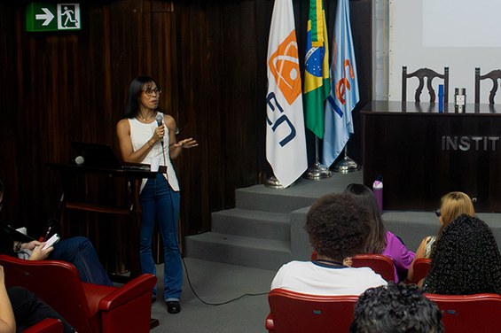 Dra. Natália Cristina da Silva, bolsista do Laboratório de Nanorradiofármacos conduzindo apresentação sobre Efeitos Biológicos da Radiação