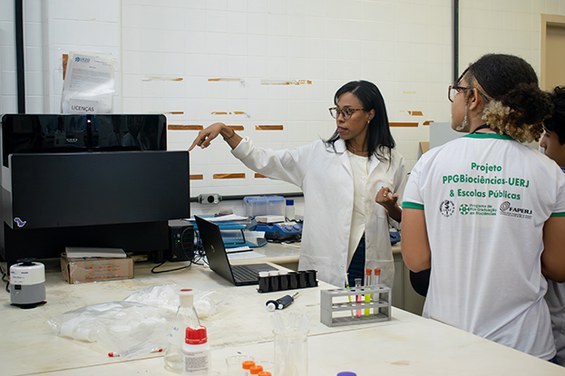 Dra. Natália Cristina Silva fazendo explicações na parte prática da oficina. 