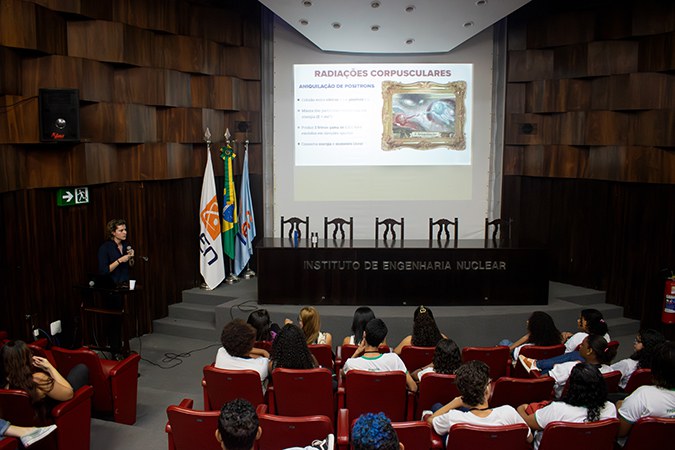 Estudantes do Curso de Extensão "Ciência nas férias" da UERJ em oficina no IEN