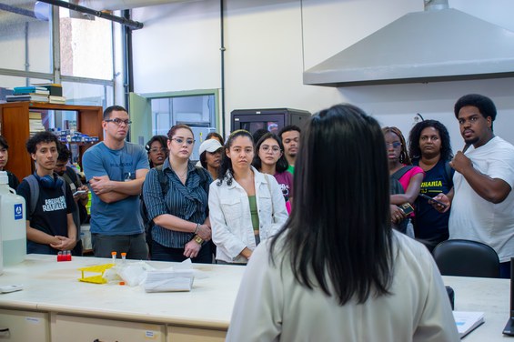 Dra. Nathália Silva explicando aos estudantes o trabalho no Laboratório de Nanorradiofármacos.
