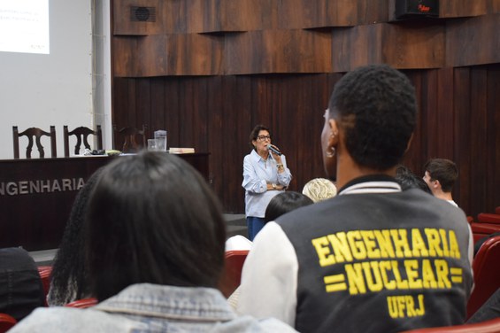 Professora Valéria Pastura ministrando o curso para alunos da UFRJ no IEN/CNEN