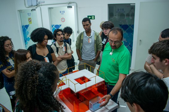 Operador Antônio Pedro Júnior explicando sobre o funcionamento do Reator Argonauta