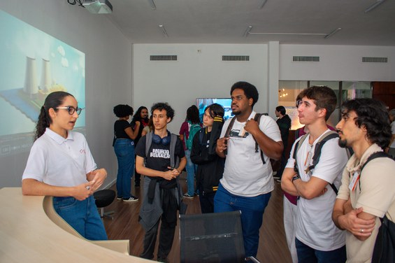 Bolsista Hilary Lima falando sobre os projetos desenvolvidos pela equipe do Laboratório de Realidade Virtual aos estudantes da UFRJ
