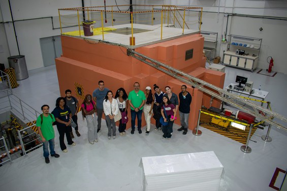 Grupo de Estudantes da UFRJ em frente ao Reator Argonauta do IEN/CNEN