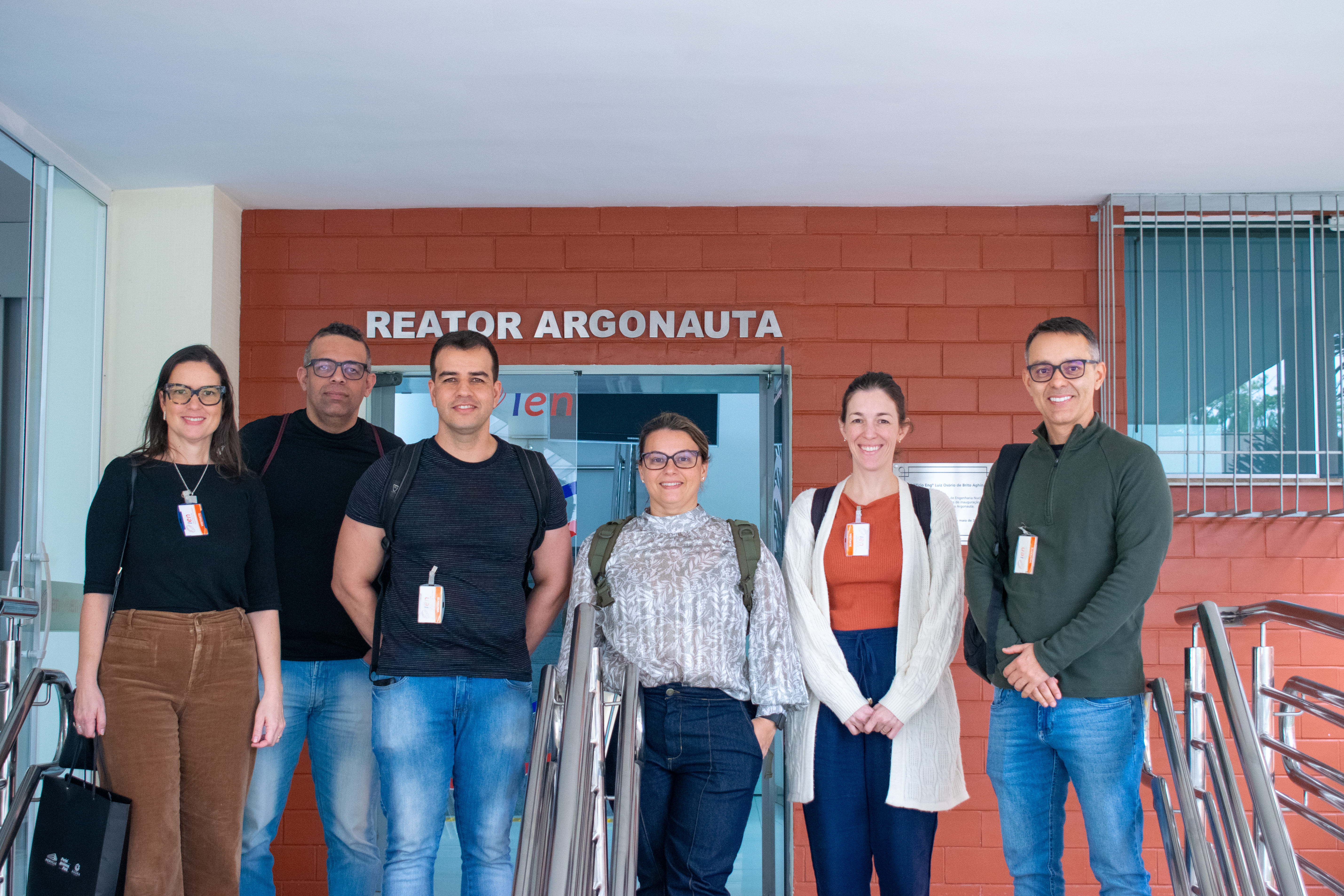 Comitiva do Estágio Avançado de Proteção Radiológica do IME em frente à entrada do Reator Argonauta